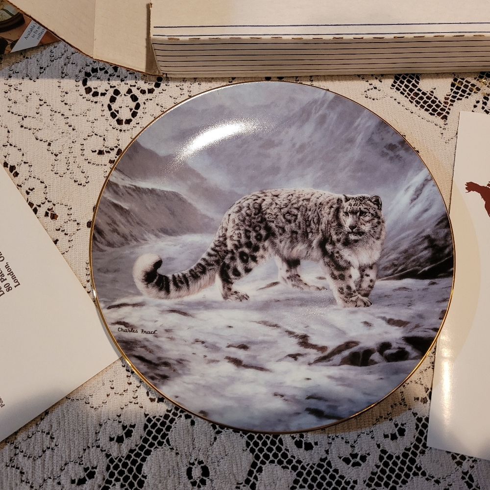 Snowy leopard collector plate